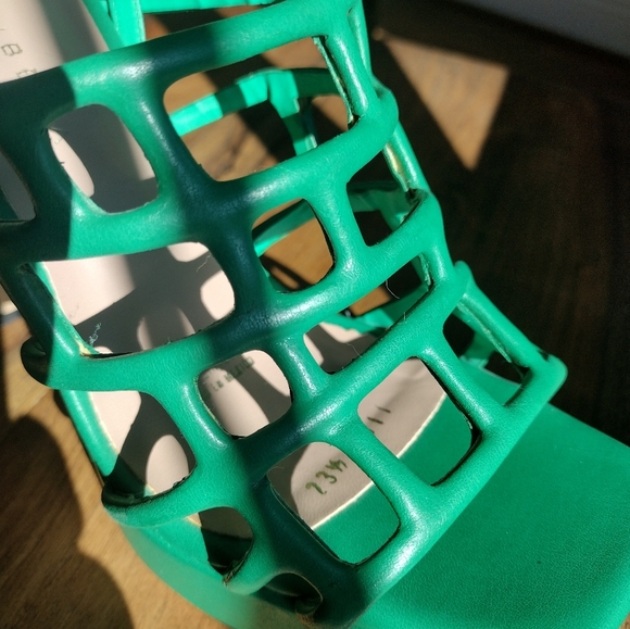 Via Libera Emerald Green Cutout Platform Heels Size 23.5 (6.5) - Picture 5 of 9